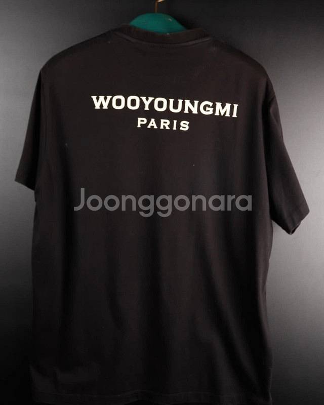 우영미 블랙 코튼 백로고 티셔츠--1