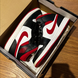 조던1 미드 짐레드