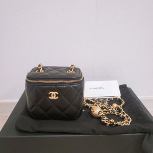 샤넬 베니티 골드볼 미니백