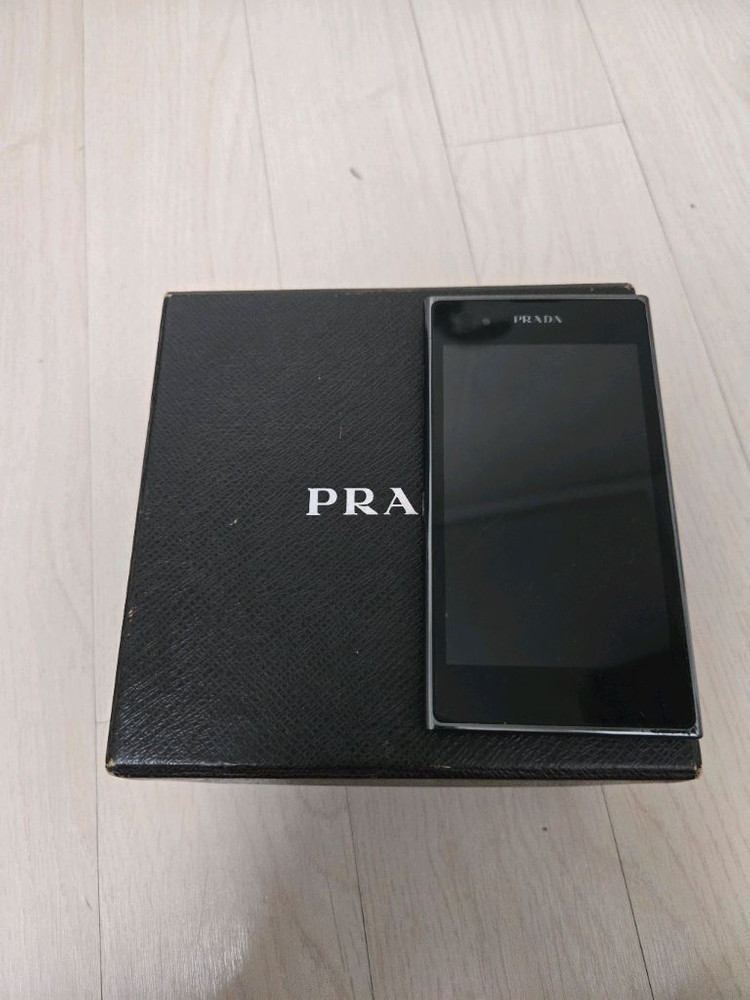 프라다폰 이미지