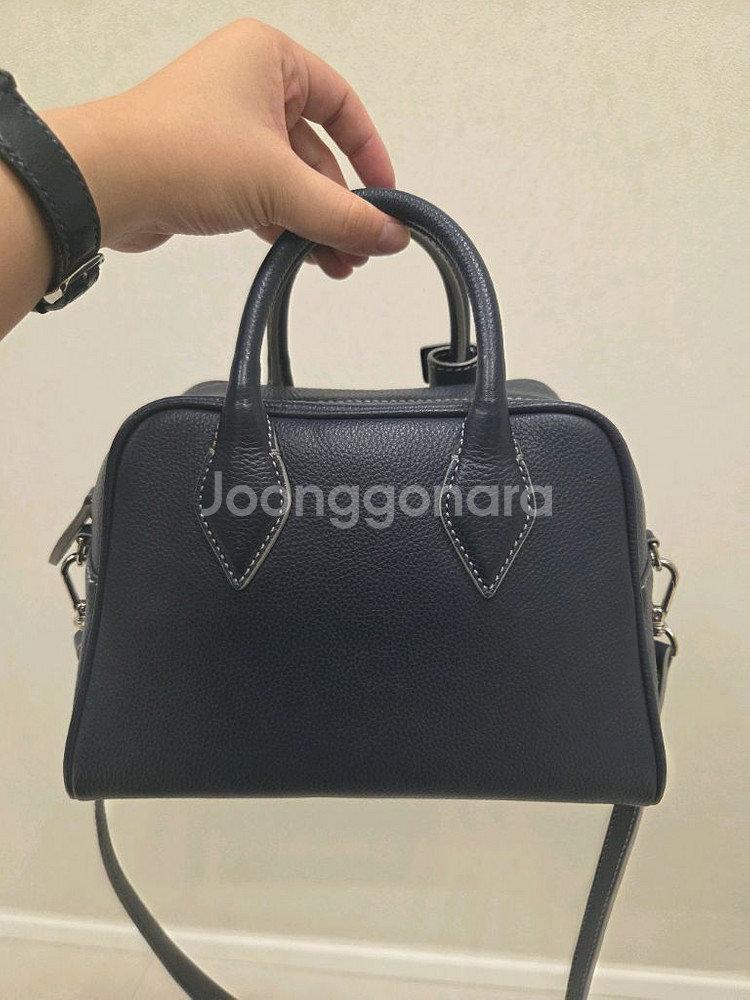 띠서울 킴스어패럴 레옹백 팔아요.(남색)--1