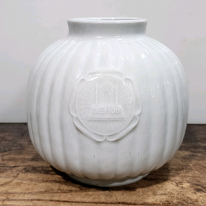 이화여대 100주년기념 골판형 백자 화병.