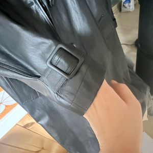 DeTanU 블랙 레더 트렌치 코트