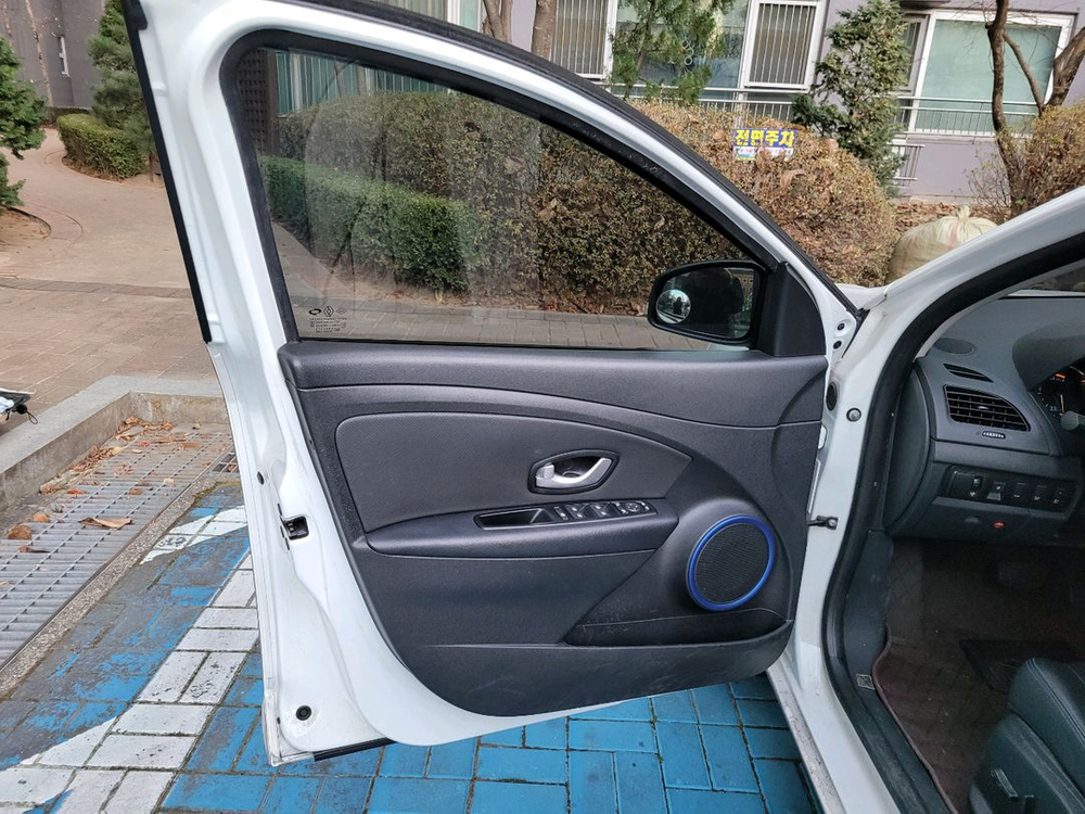 SM3 ZE 전기차 이미지