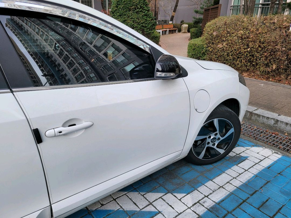 SM3 ZE 전기차 이미지