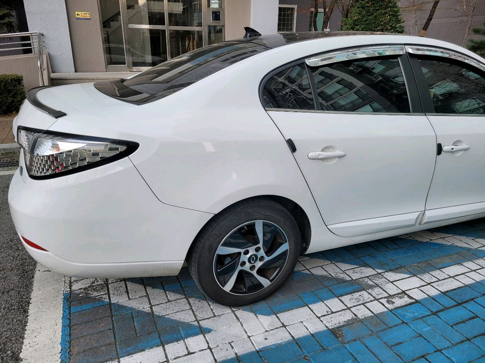 SM3 ZE 전기차 이미지