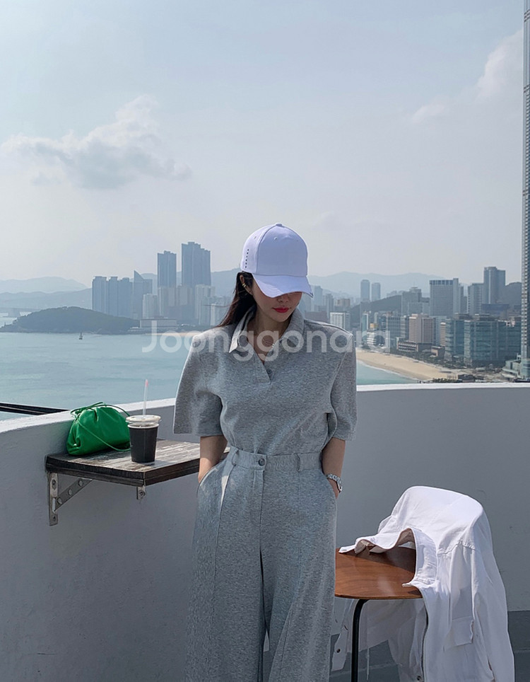 새상품:) 라니앤쇼룸 크롭 카라 반팔티--2