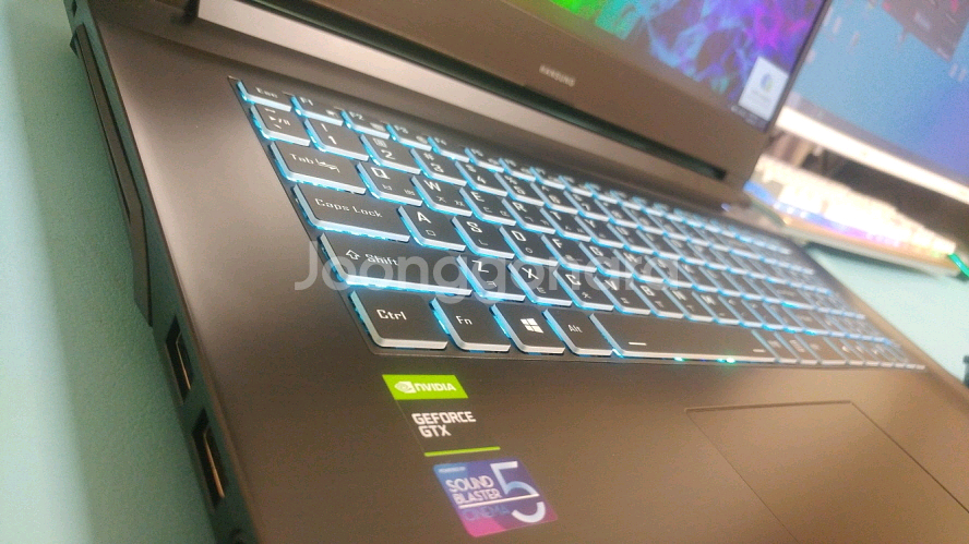한성 17.3인치 게이밍 노트북/GTX1660Ti--3