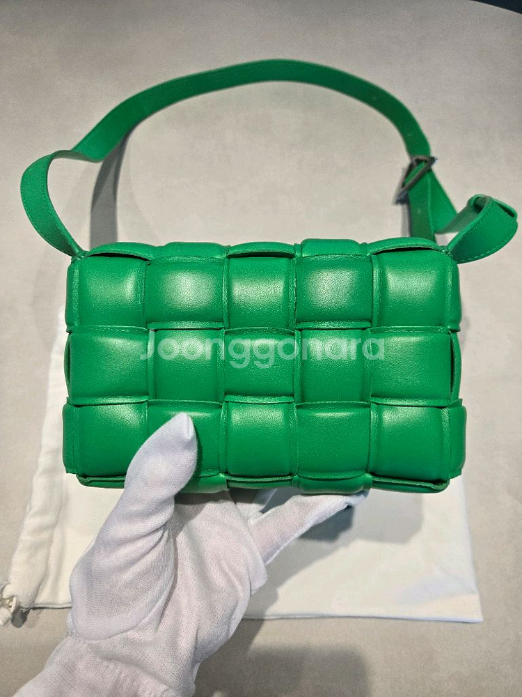 보테가베네타 패디드 스몰 카세트백--4