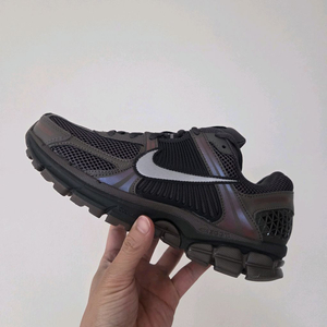 [260]나이키 줌 보메로 5 케이브 스톤