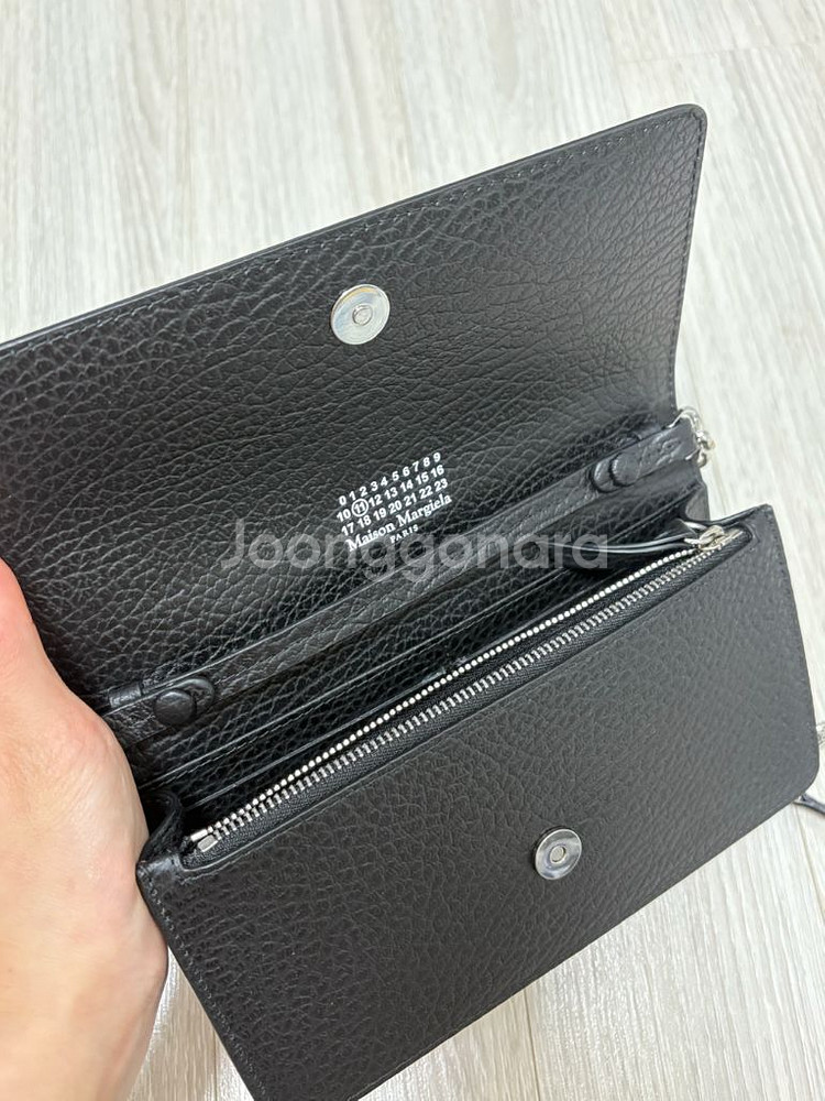 메종 마르지엘라 포 스티치 체인 플랩 지갑 블랙--2