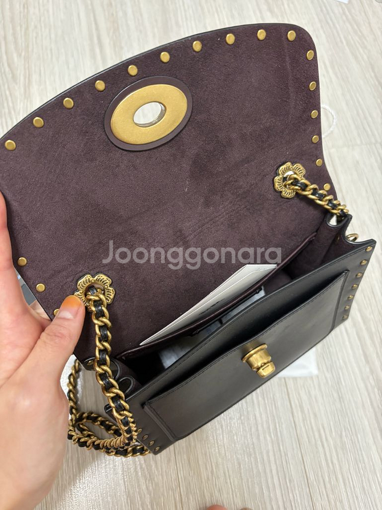 코치 블랙 스터드 체인백--4