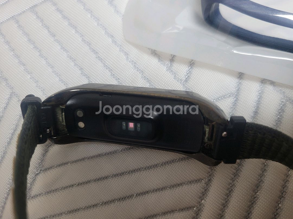 갤럭시핏2 스트랩+충전케이블 포함 팝니다--2