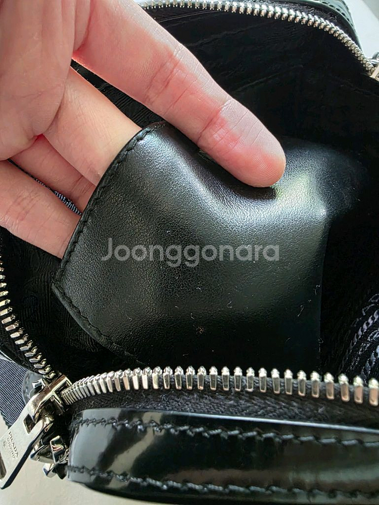 프라다 브러시드 레더 숄더백--5