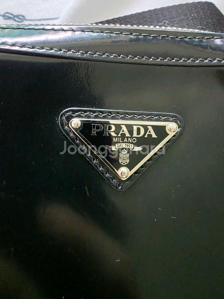 프라다 브러시드 레더 숄더백--3