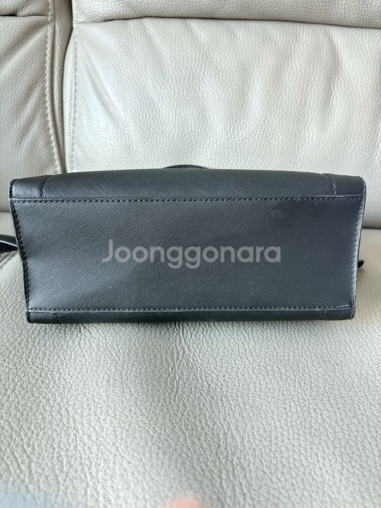 마이클코어스 사첼백 은장 블랙--3