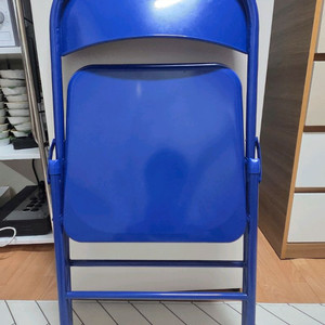 파란색 접이식 의자