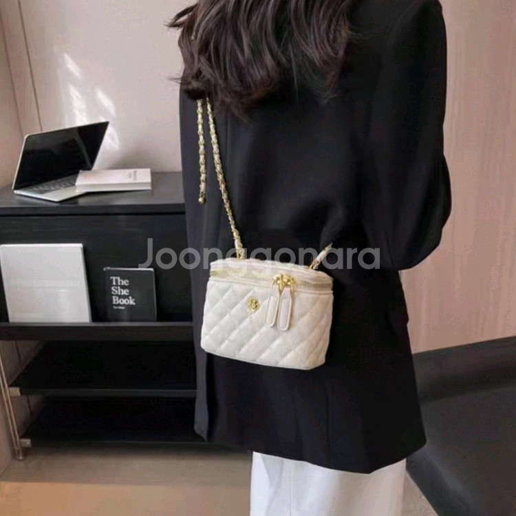 <무배>화이트 퀼팅 체인사각 토드백 미니크로스백 대/소--4