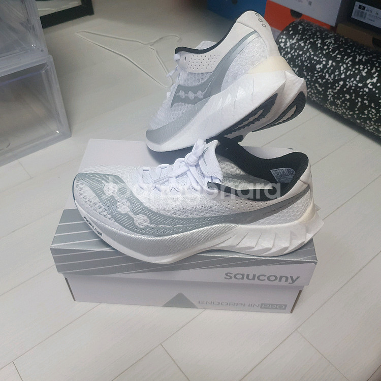 써코니 엔돌핀 프로4 265 러닝화 팝니다--3