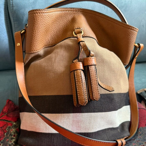 버버리 전지현 호보백 브라운