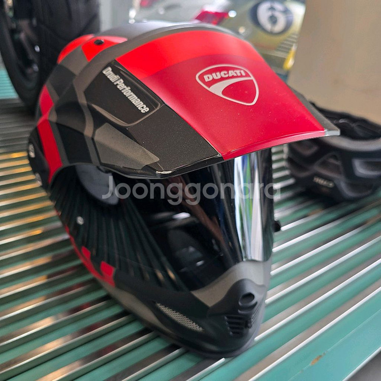 두카티 아라이 헬멧 판매합니다--0