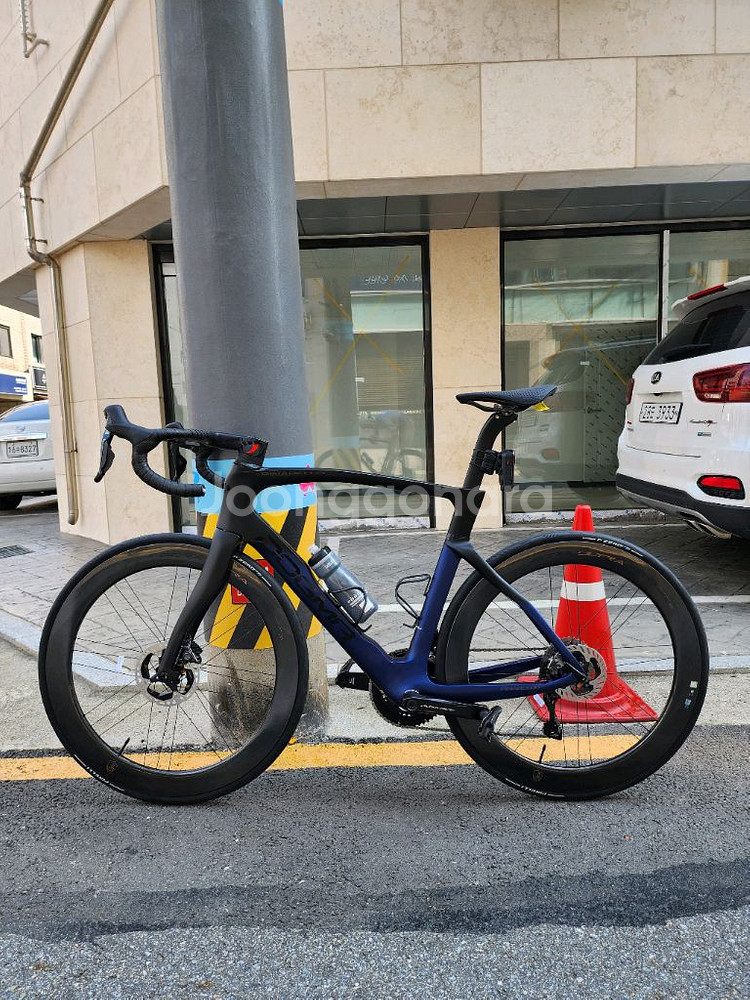 피나렐로 도그마f 575사이즈 로드바이크 팝니다--0