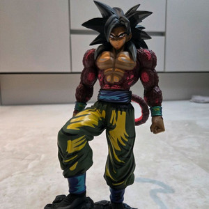 드래곤볼 손오공 슈퍼사이어인4 피규어