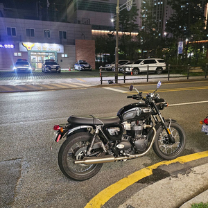 트라이엄프 T100 25년식 오토바이 판매합니다