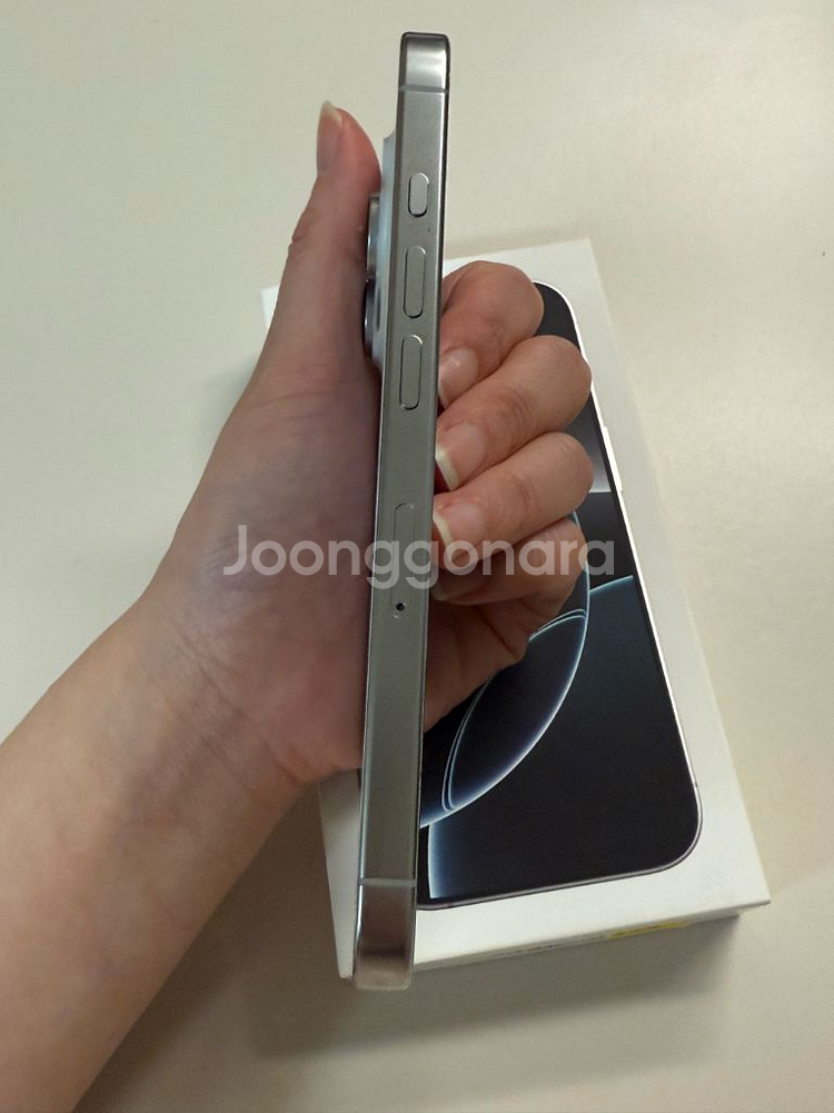 아이폰16Pro 258기가 화이트티타늄 판매합니다--5
