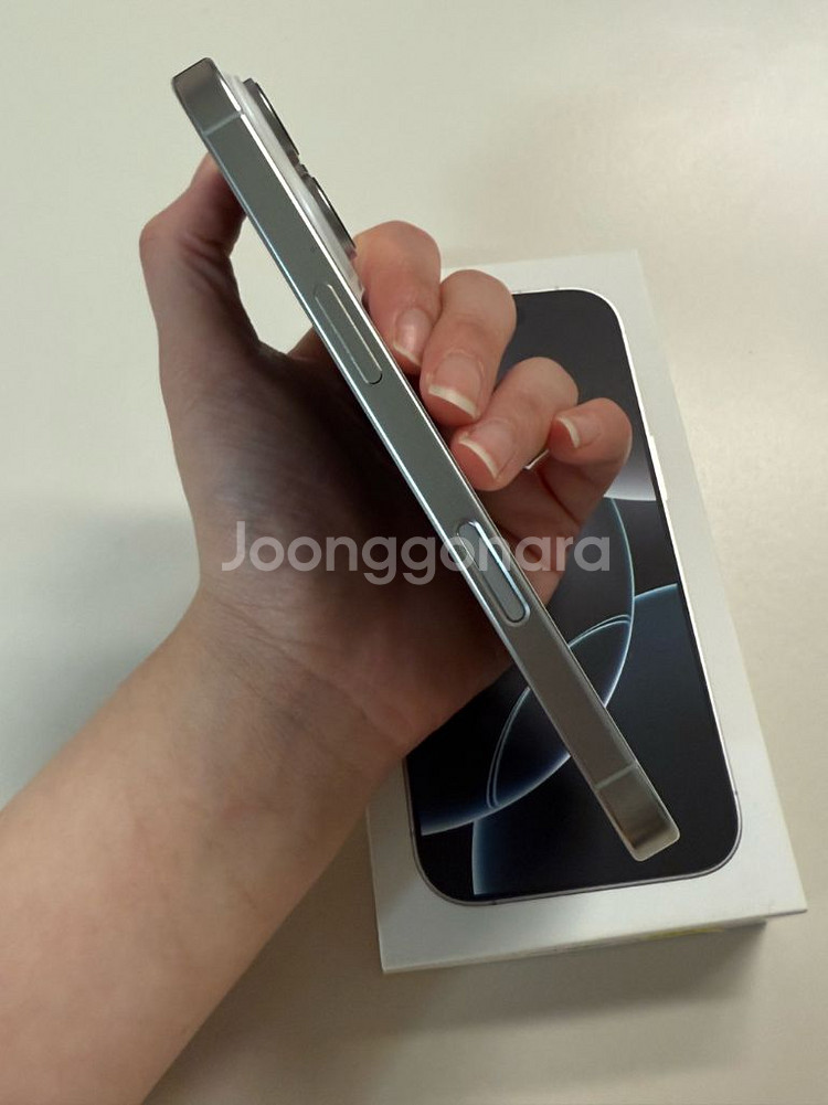 아이폰16Pro 258기가 화이트티타늄 판매합니다--6
