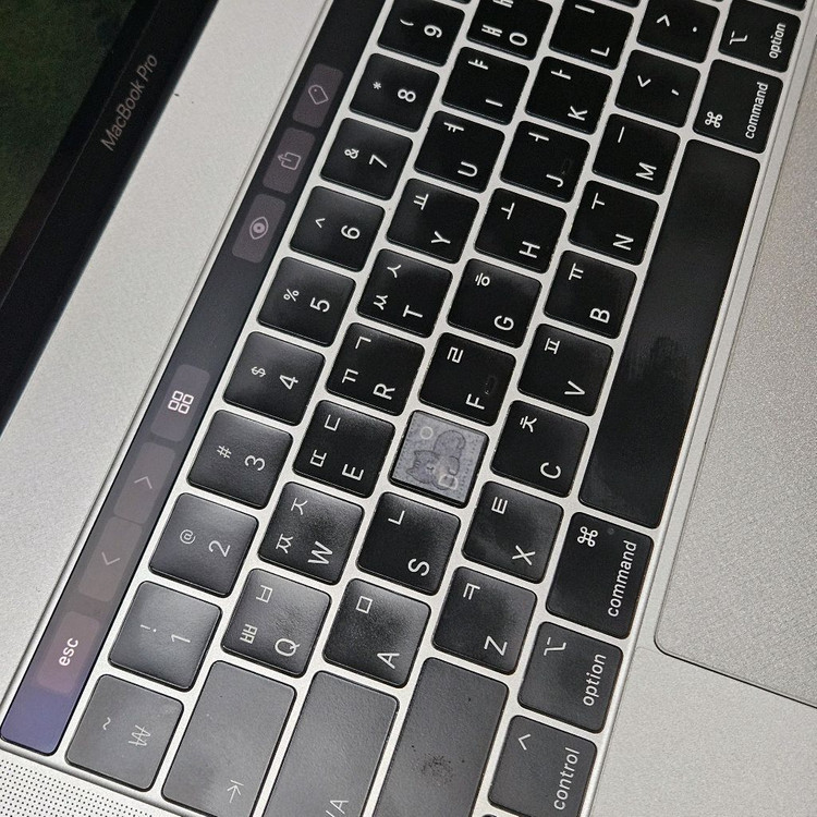 맥북프로 터치바 15인치 2018 512GB 이미지