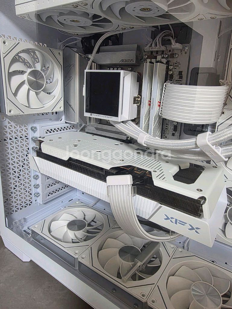 라데온 XFX 7900GRE 화이트 마그네틱 에어버전--2