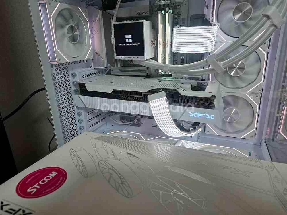 라데온 XFX 7900GRE 화이트 마그네틱 에어버전--1