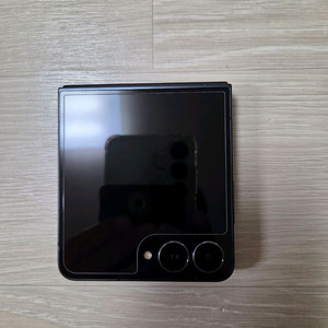 깔끔한 블랙 색상의 삼성 갤럭시 Z 플립7 256gb