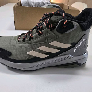 [adidas]미드탑 하이킹 등산 신발