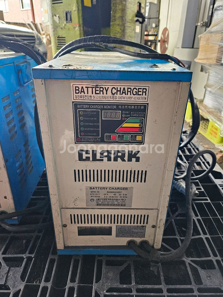 CLARK 배터리 충전기 팝니다.--0