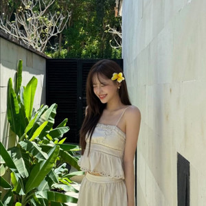 (새상품)자라 펀칭 자수 크롭탑 xs 츄 발리룩