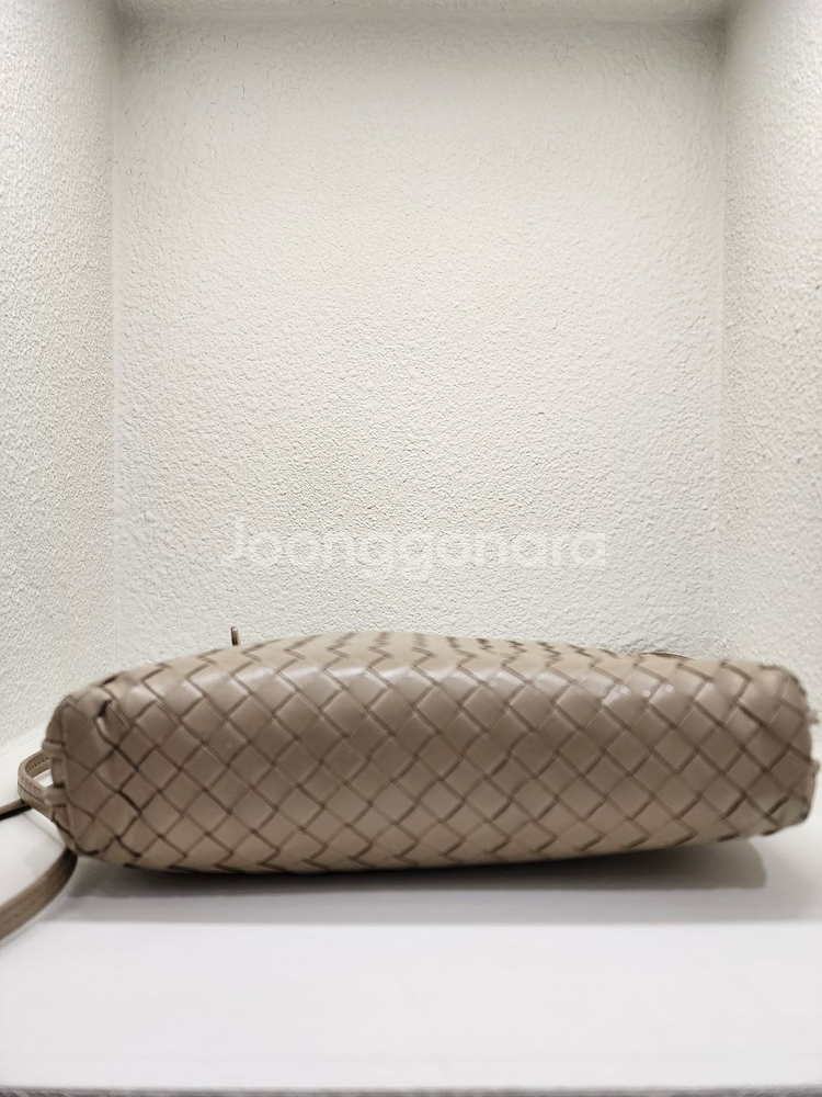 보테가 베네타 노디니 여성 크로스백 베이지--1