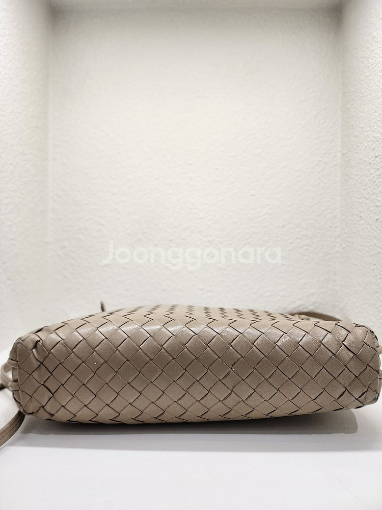 보테가 베네타 노디니 여성 크로스백 베이지--2