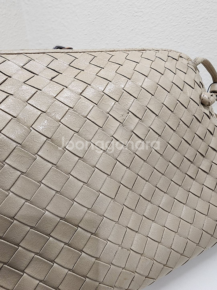 보테가 베네타 노디니 여성 크로스백 베이지--5