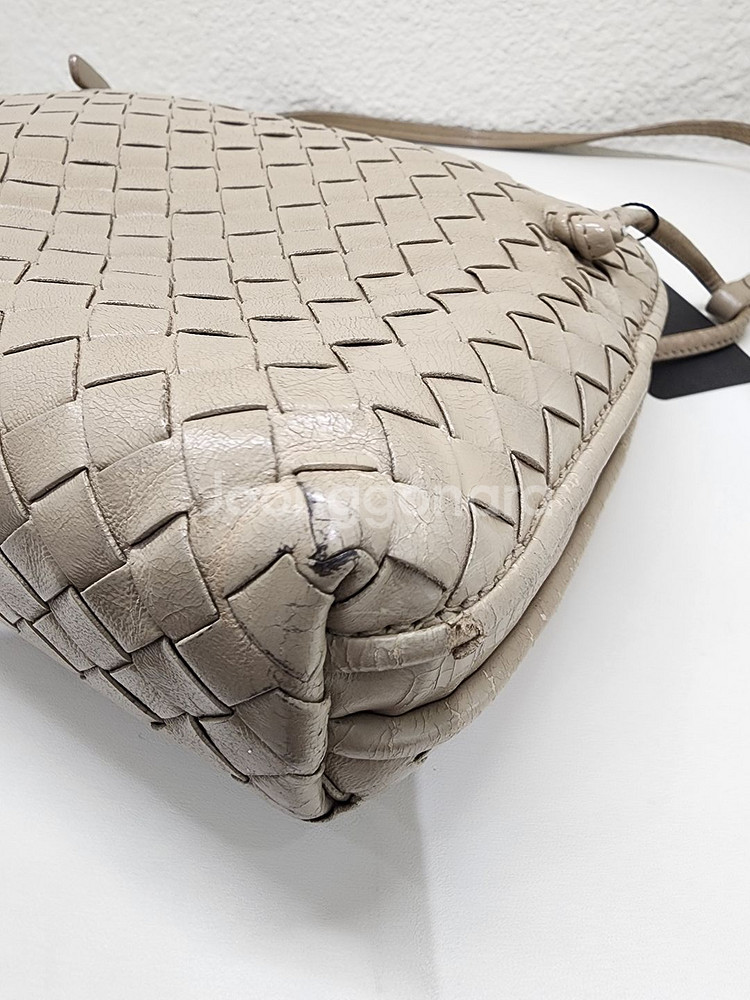 보테가 베네타 노디니 여성 크로스백 베이지--3