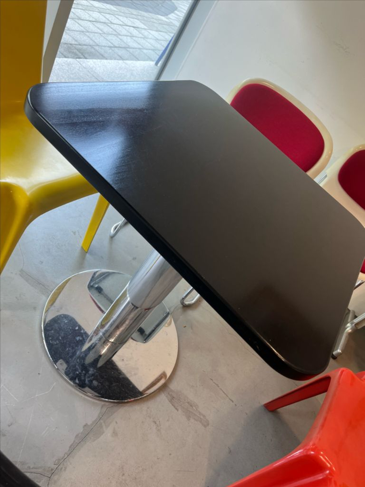 빈티지 토넷 테이블 이미지