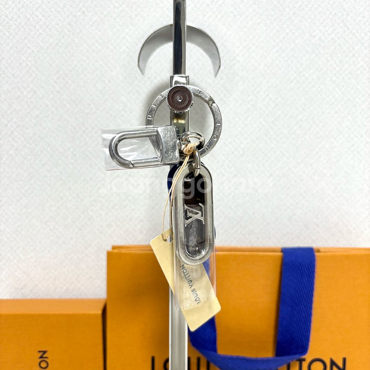 루이비통 LV 패디드 서클 백 키링--1