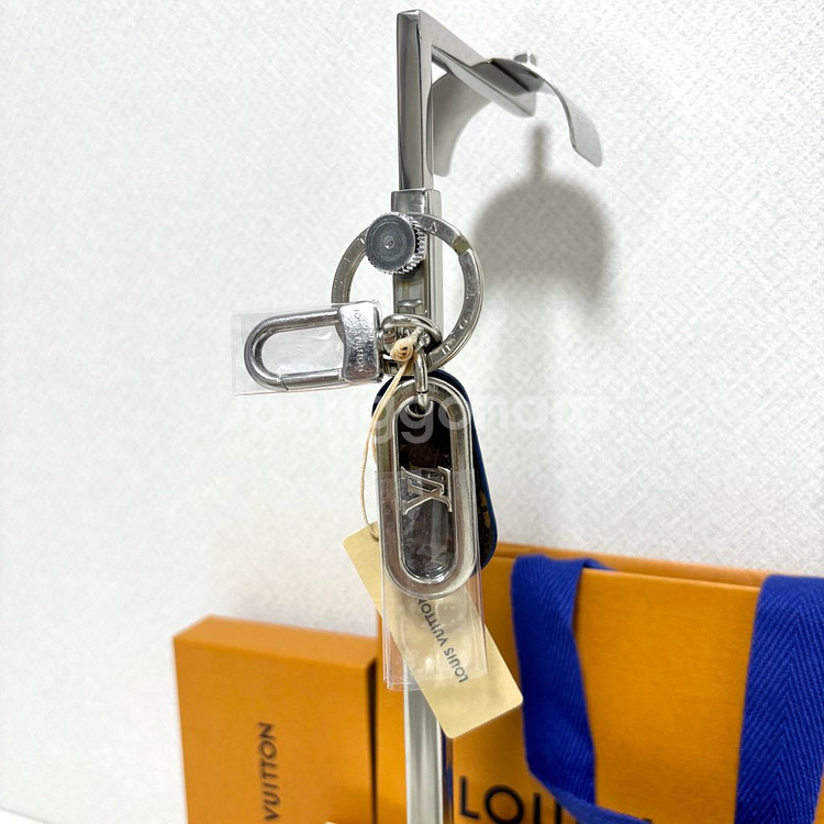 루이비통 LV 패디드 서클 백 키링--2