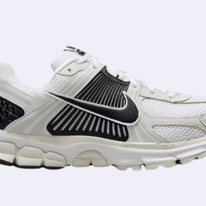 나이키 줌 보메로 5 화이트 플래티넘 틴트 260사이즈