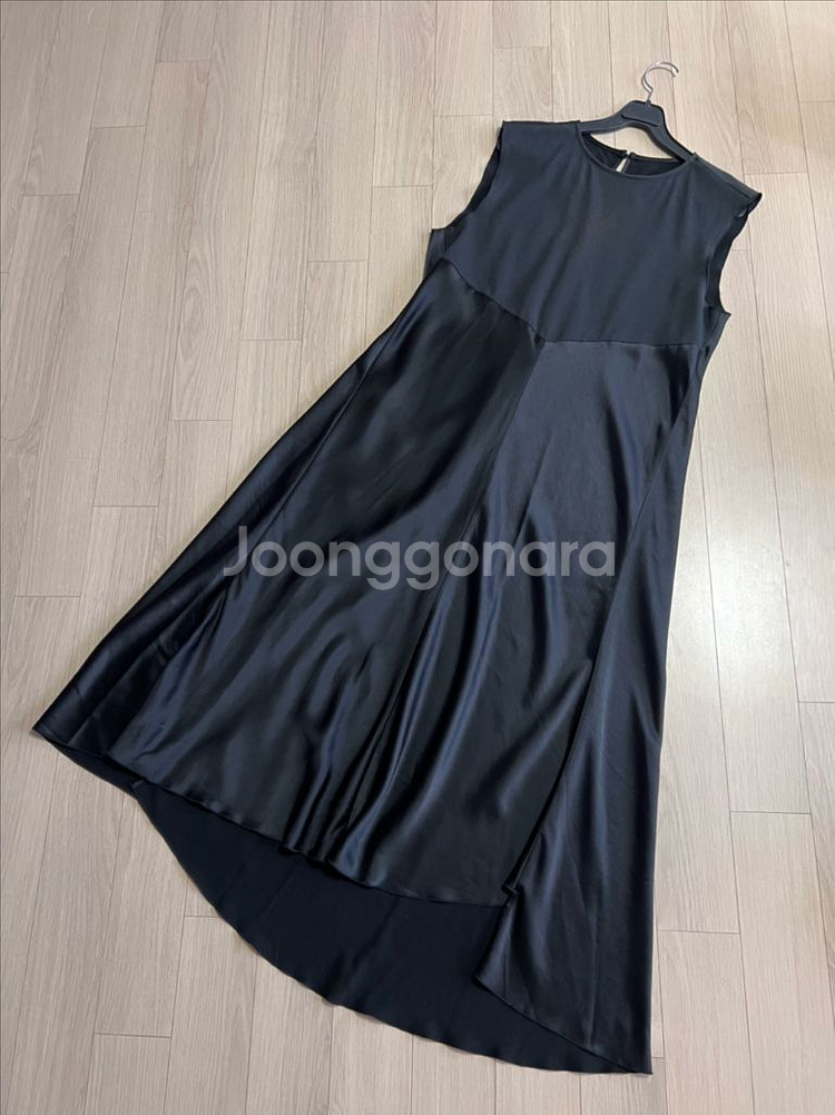 21 한섬 시스템 새틴 배색 언발 롱원피스 민소매 나시--4