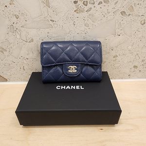 샤넬 24SS 네이비 캐비어 클래식 카드지갑 내장칩