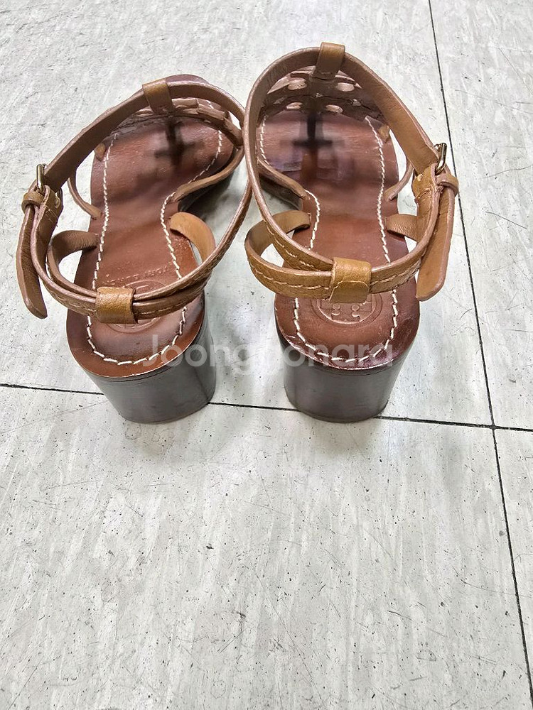 토리버치 브라운 샌들 230--2