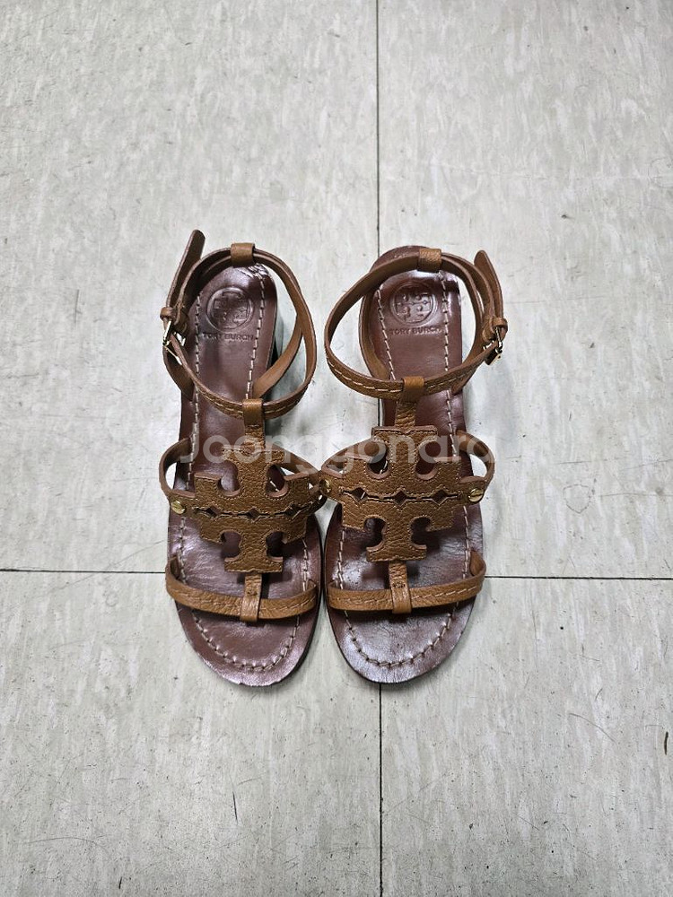 토리버치 브라운 샌들 230--0