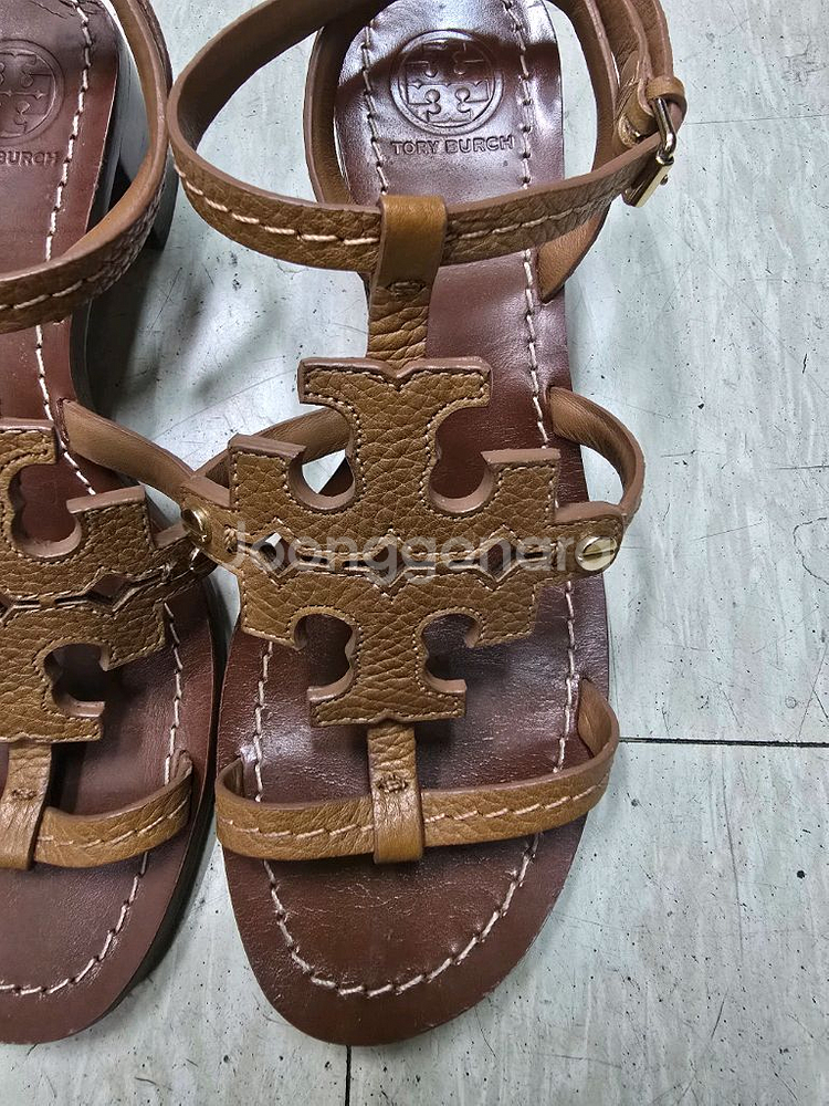 토리버치 브라운 샌들 230--1